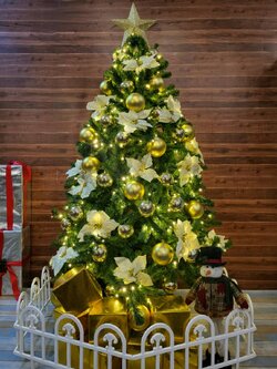 ให้เช่าต้นคริสต์มาสขนาด6ฟุตพร้อมของตกแต่ง