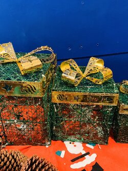 กล่องของขวัญประดับไฟคริสต์มาสสีเขียว