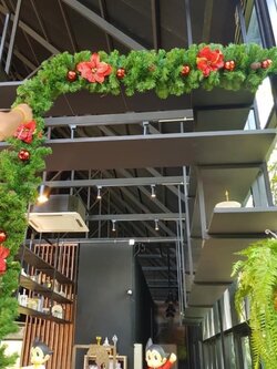 ให้เช่าสายสนสีเขียวคริสต์มาสพร้อมตกแต่ง