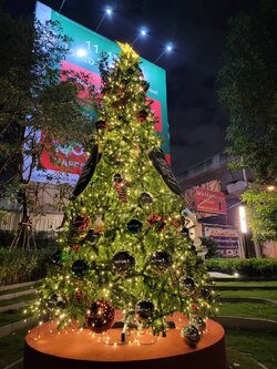 ต้นคริสต์มาส4.5เมตร พร้อมฐานยกสูง "ตกแต่งธีมคริสต์มาส"