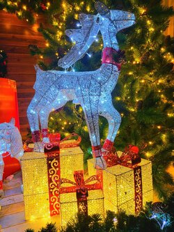 กวางเรนเดียร์คริสต์มาสพร้อมประดับไฟ