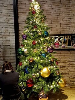 ให้เช่าต้นคริสต์มาสสีเขียวขนาด8ฟุตพร้อมตกแต่งบอล