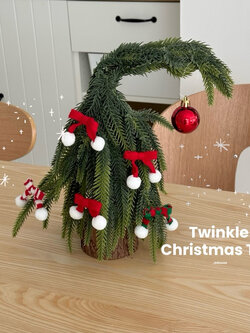 [พร้อมส่ง] Jnihouse : Twinkle Christmas Tree (ต้นคริสต์มาสปลายโค้ง บอลแดง)