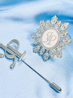 พินติดสูท