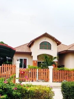 ขายบ้านเดี่ยว พฤกษาแลนด์ หนองชาก บ้านบึง ชลบุรี ราคาดีที่สุดในย่านนี้! เพียง 2.99 ล้านบาท บนพื้นที่กว้างขวางถึง 93.4 ตร.ว. ขนาด 2 ห้องนอน 2 ห้องน้ำ พร้อมห้องครัว ห้องทานข้าว และห้องรับแขก แถมเฟอร์นิเจอร์และแอร์ 2 เครื่อง จอดรถสบายๆ ได้ถึง 7 คัน! (ในบ้าน 4