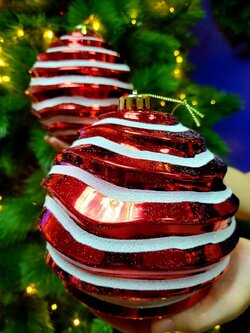 ลูกบอลคริสต์มาสสีขาวแดงลายขวาง 15 ซม.