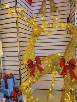 กวางเรนเดียร์สีทอง สูง 170 เซนติเมตร พร้อมไฟประดับ