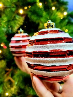 ลูกบอลคริสต์มาสลายทางสีขาวแดงกากเพชร 8.5 ซม.