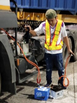 บริการจั๊มแบตรถบรรทุก จั๊มแบตเตอรี่รถหัวลากแหลมฉบัง จั๊มแบตรถบ้านนา บริการตลอด 24 ชั่วโมง