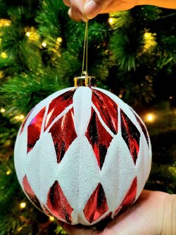 ลูกบอลคริสต์มาสลวดลายตัดสีขาวแดง 15 ซม.