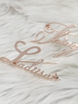 เข็มกลัดอักษร