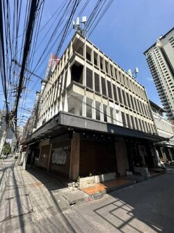 ให้เช่าตึกทำเลทอง ชั้น1 ซอย สุขุมวิท 21 ใกล้ BTS และ MRT (ห้องหัวมุม ติดถนนอโศกมนตรี ) (N.703)