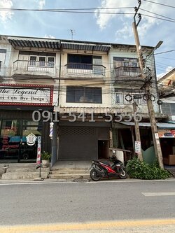 ขายตึกแถว 3 ชั้น เนื้อที่ 21.5 ตร.ว ริมถนน ซ.นนทบุรี46 ถ.สนามบินน้ำ ห้องโถงขนาดใหญ่ทั้งด้านหน้าและด้านหลังทุกชั้น