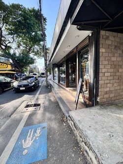 ให้เช่าพื้นที่ขนาดเล็ก สุขุมวิท 55 เหมาะทำที่แลกเงินหรือธุรกิจอื่นๆ ทองหล่อ13 มีห้องน้ำ 4 ตร.ม. เข้าซอยเพียง 100 ม. เขตวัฒนา ( N.1476 )