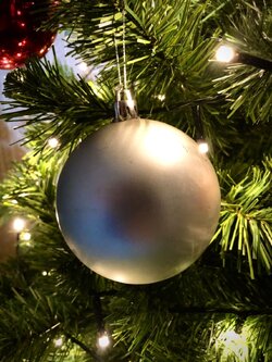 ลูกบอลคริสต์มาสด้านสวยๆ สีเงิน ขนาด6cm.