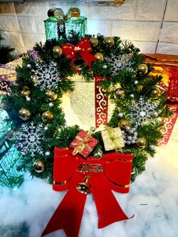 ให้เช่าพวงหรีดคริสต์มาสพร้อมประดับ ขนาด20นิ้ว