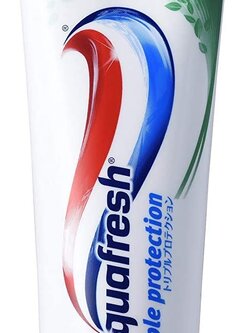ยาสีฟัน Aquafresh Triple Protection 140 g. สีเขียว รส soft mint