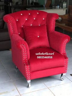 โซฟาเจ้าหญิงแบบ 1 ที่นั่ง ไซส์ มินิ ผ้ากำมะหยี่สีเเดง พร้อมหมอน 1 ใบ ขาเหล็กสีเงิน ดีเทลหมุดสีเงิน (สั้งครั้งละ1ตัว)