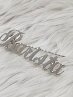 เข็มกลัดอักษร