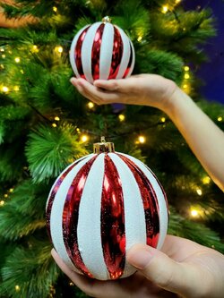 ลูกบอลคริสต์มาสคาดแดงขาว คัดลายพิเศษ ขนาด 10 ซม.