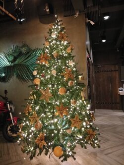 ให้เช่าต้นคริสต์มาสปลอมขนาด10ฟุตพร้อมของตกแต่ง