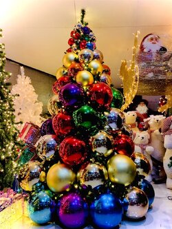 ให้เช่าต้นคริสต์มาสบอลตกแต่ง พร้อม ติดตั้ง ขนาด8ฟุต