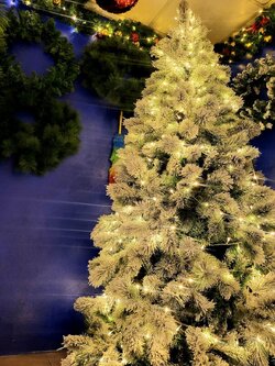 ต้นคริสต์มาสปลอมขนาด 5.5 ฟุต VIP Rosemary หิมะ