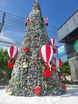 ให้เช่าต้นคริสต์มาสปลอมทรงกรวยสูง 8 เมตร