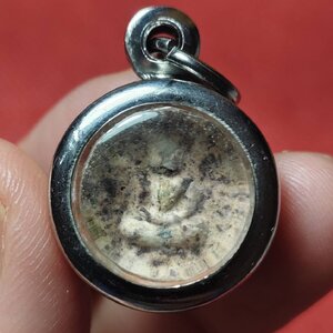 พระสมเด็จบางขุนพรหม ย้อนยุค ปี 2547 ( พิมพ์จันทร์ลอย) มวลสารศักดิ์สิทธิ์มากมาย (เลี่ยมเดิม และกล่องเดิม)