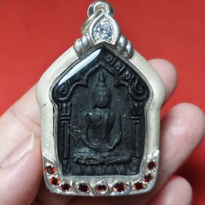 พระขุนแผนผงพรายกุมาร รุ่นเจริญพร มหาเมตตา ครูบาบุญตัน วัดย่าพาย จ.เชียงใหม่ ปี 2558 (เนื้อผงไม้งิ้วดำ)