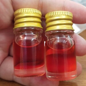 น้ำมันว่านไก่แดง เสริมเสน่ห์เมตตา. ขนาดพกพา ((ครูบาพิรุณ วัดชัยมงคล)) จ.เชียงใหม่ (ขนาด 2x4.4 cm)