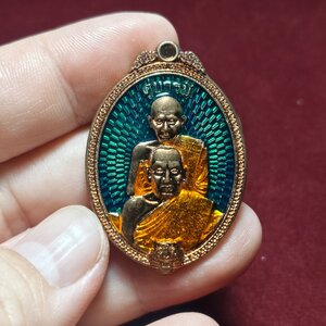 เหรียญคู่บารมี หลวงพ่อเดิม-หลวงพ่อพัฒน์ วัดห้วยด้วน จ.นครสวรรค์ (เนื้อทองแดง พื้นเขียวลงยาจีวร)