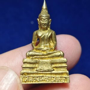 รูปหล่ออุดกริ่ง หลวงพ่อเหลือ เหลือกิน เหลือใช้ (จารเสาร์ 5) ไม่ทราบที่