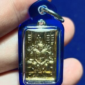 เหรียญทำน้ำมนต์ หลวงพ่อฤาษีลิงดำนั่งโซฟารับแขก เนื้อกะไหล่ชุบทอง หลวงพ่ออนันต์ ปี 2555 วัดท่าซุง จ.อุทัยธานี