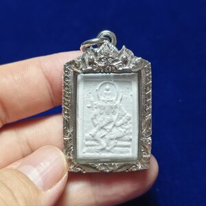 พระเหนือพรหม พิมพ์เล็ก มีจาร เนื้อผงมหาจักรพรรดิ์ หลวงตาม้า วัดถ้ำเมืองนะ ปี 2553 ( เลี่ยม เงินแท้ พร้อมใช้)