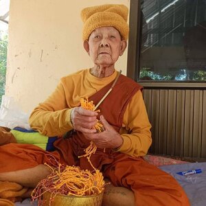 ตะกรุดข้อมือ กันผี กันเขี้ยว จารมือ (ตะกรุดผู้เฒ่ากันปอบ) หลวงปู่สิงห์โต สำนักสงฆ์ป่าทรงธรรม จ.อุบลราชธานี