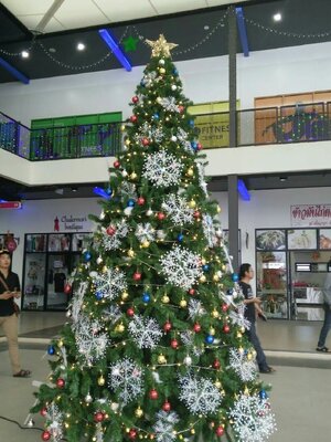 ต้นคริสต์มาสปลอมขนาด 15ฟุต สนเขียวพร้อมของตกแต่ง