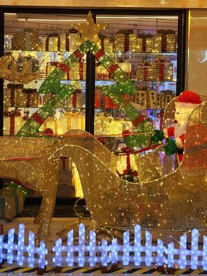 ต้นคริสต์มาสปลอม "สินค้าตกแต่ง"