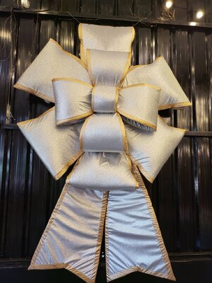 โบว์ตกแต่งคริสต์มาสสีเงินตัดทอง