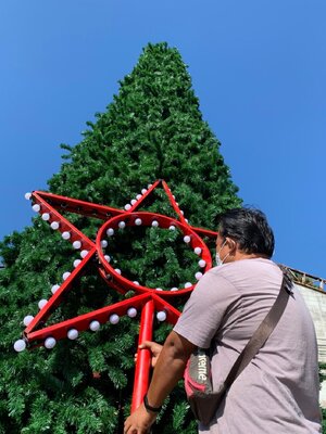 ดาวตกแต่งบนยอดต้นคริสต์มาสขนาดใหญ่