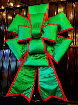 โบว์ตกแต่งคริสต์มาสสีเขียวขนาดใหญ่ตัดแดง