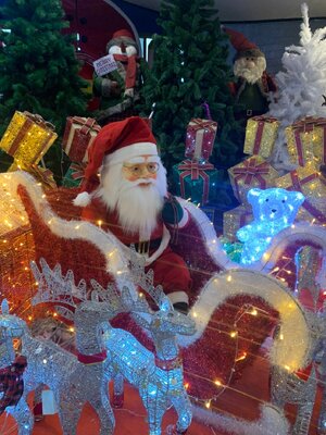 ตุ๊กตาคริสต์มาส ซานต้าครอสพร้อมล้อเลื่อน