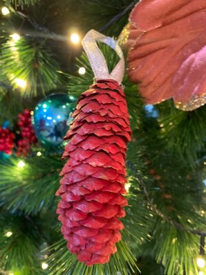 ลูกสนไม้แดงตกแต่งคริสต์มาส