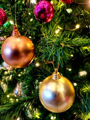 ลูกบอลคริสต์มาสแบบด้าน สีทอง ขนาด6cm.