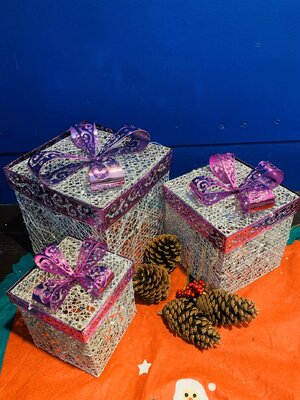ขายกล่องของขวัญประดับไฟวันคริสต์มาสสี เงิน ม่วง