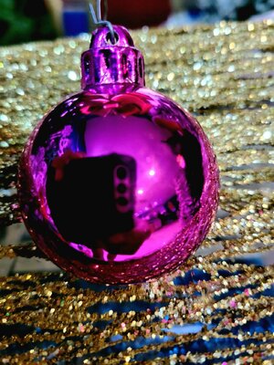 ลูกบอลคริสต์มาสแบบวาว สีม่วง ขนาด6cm.