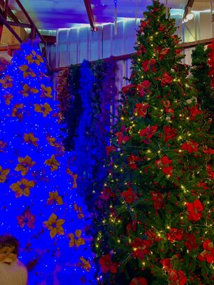 ต้นคริสต์มาสปลอมขนาด12ฟุต สีเขียวตกแต่งดอกไม้แดง