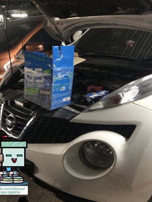 ให้ช่างมาเปลี่ยนแบตรถ Nissan Juke จอดเสียแบตหมดที่สี่มุมเมืองแหลมฉบัง