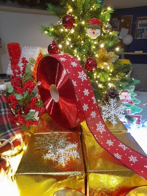 โบว์ริบบิ้นสีแดงลายคริสต์มาส8cm.ครึ่ง