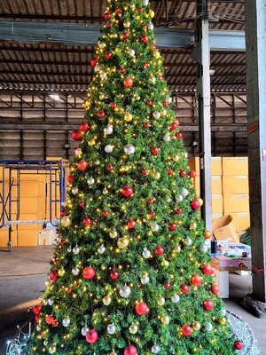 ต้นคริสต์มาสปลอมพร้อมของตกแต่ง